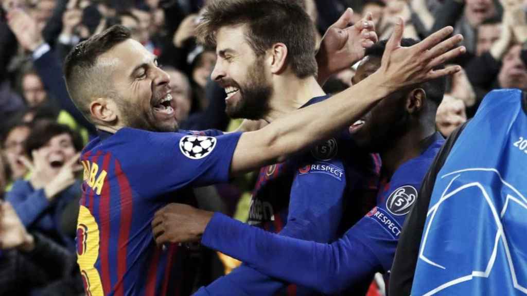 Una foto de Piqué y Jordi Alba celebrando el gol del central ante el Olympique de Lyon / FCB