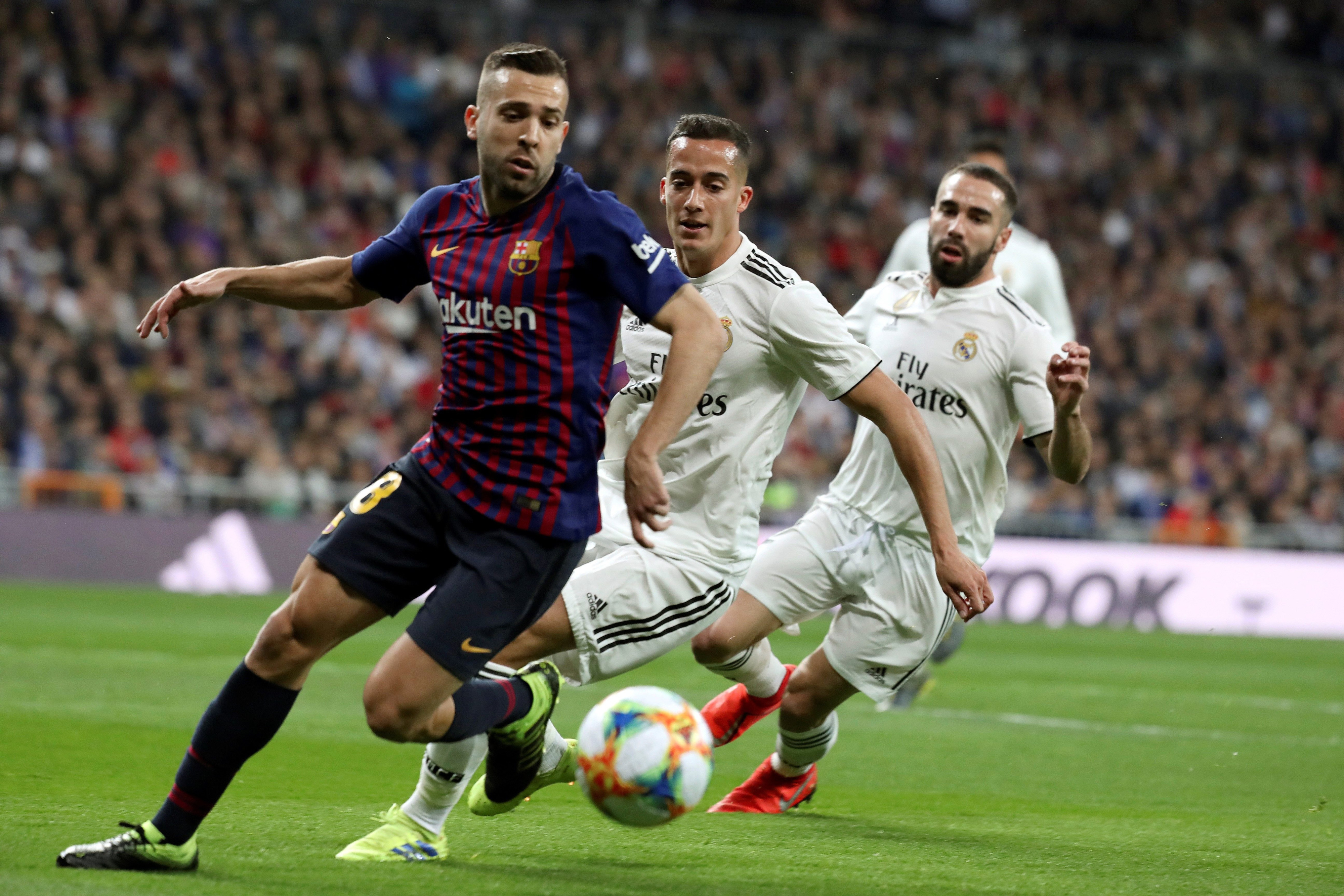 Jordi Alba ante Lucas Vázquez y Dani Carvajal en el último clásico / EFE