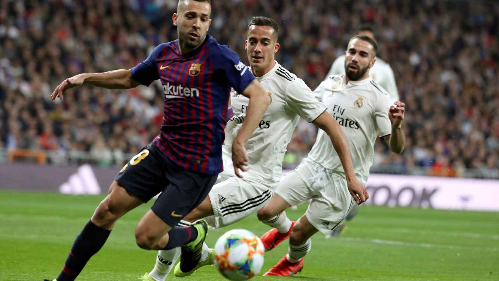 Jordi Alba ante Lucas Vázquez y Dani Carvajal en el último clásico / EFE