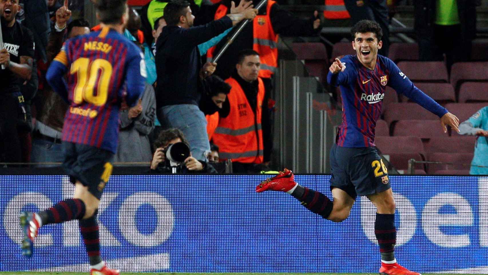 Una foto de Carles Aleñá y Leo Messi celebran el primer gol del canterano en el Camp Nou / EFE