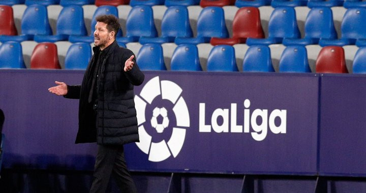 El Cholo Simeone durante el empate del Atlético contra el Levante / EFE