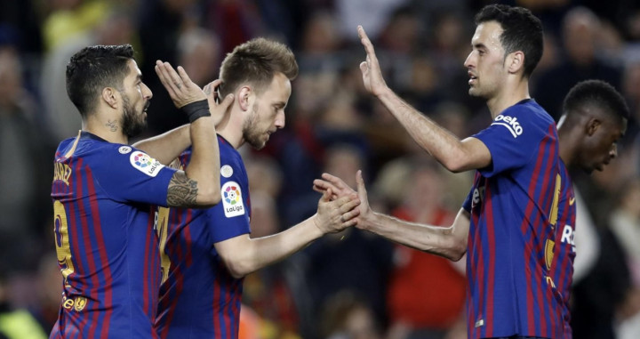 Una foto de Luis Suárez, Sergi Busquets e Ivan Rakitic durante el partido contra el Rayo Vallecano / EFE