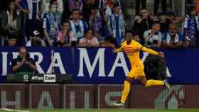 Alejandro Balde celebra su gol ante el Espanyol EFE