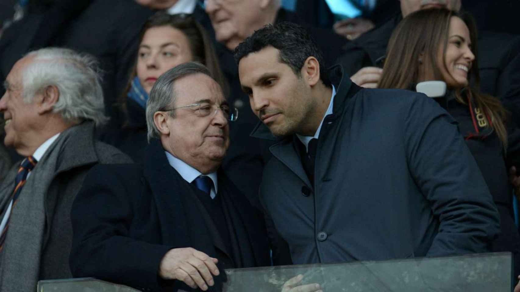 Florentino hablando con Al Mubarak en el palco del Etihad / EFE