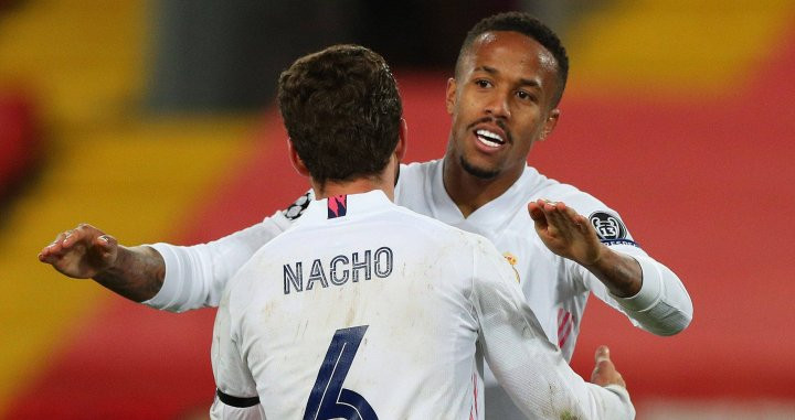 Nacho y Militao se abrazan en Anfield / EFE