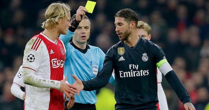 Una foto de Kasper Dolberg y Sergio Ramos durante el Ajax - Real Madrid / TWITTER