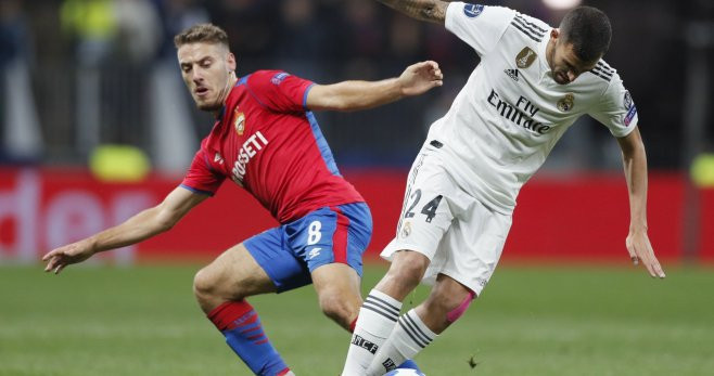 Dani Ceballos en una disputa durante el partido frente al CSKA de Moscú / EFE