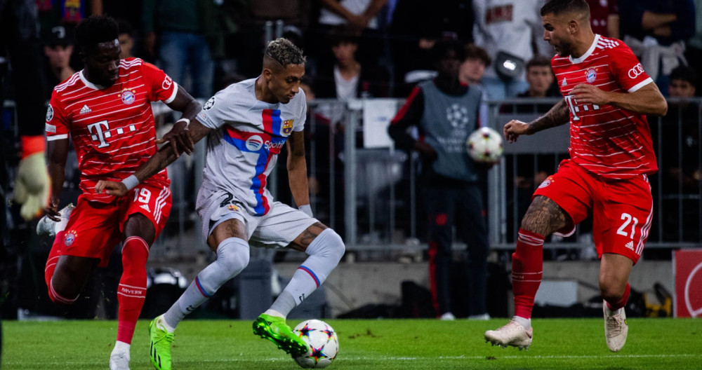 Raphinha recorta entre Alphonso Davies y Lucas Hernández en el partido del Barça contra el Bayern / FCB