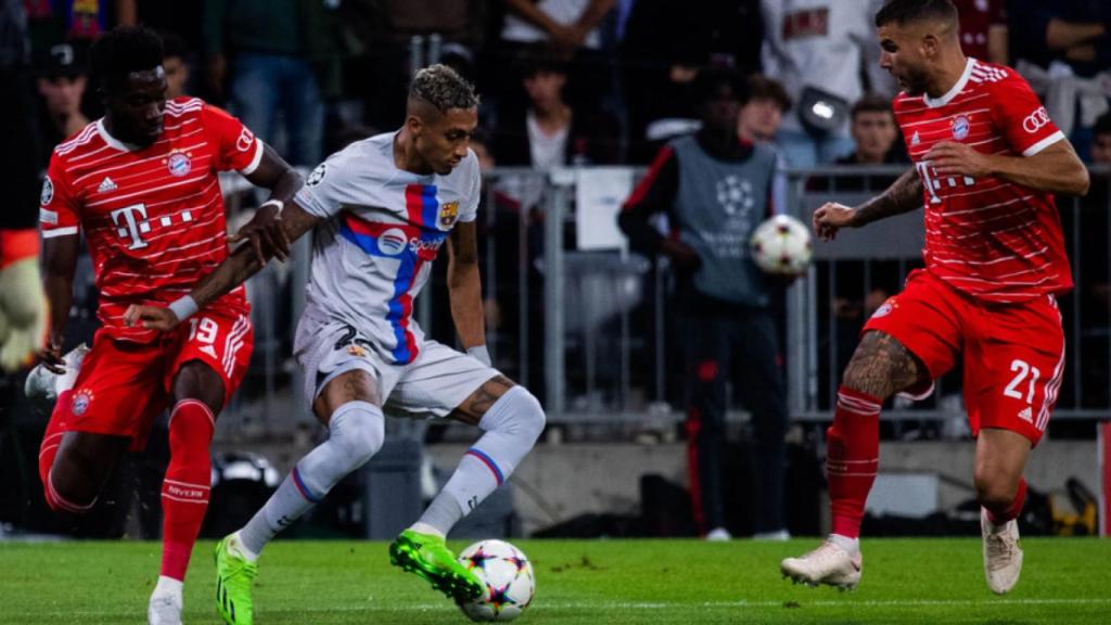 Raphinha recorta entre Alphonso Davies y Lucas Hernández en el partido del Barça contra el Bayern / FCB