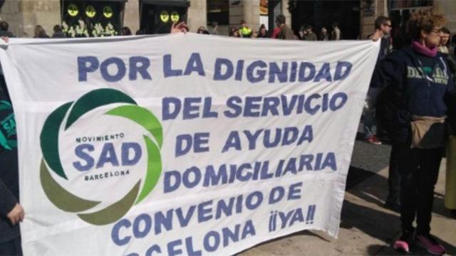 Protesta en la plaza Sant Jaume contra la precarización del servicio de atención domiciliaria de Barcelona / TWITTER