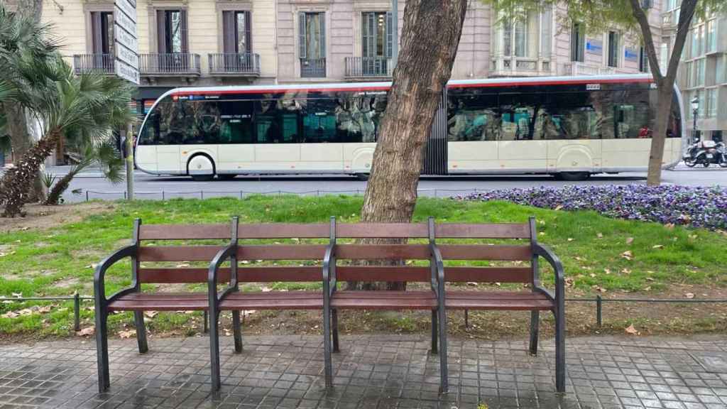 Ejemplo de arquitectura hostil en el mobiliario urbano de la plaza Urquinaona de Barcelona / CG