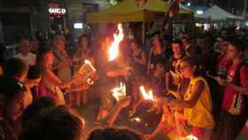 Imagen de un grupo de jóvenes convocados por la CUP anoche ante el Ayuntamiento de Banyoles / RÀDIO BANYOLES