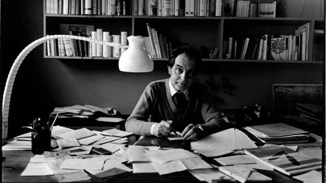 El escritor Italo Calvino, en su despacho