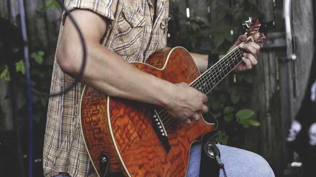 Guitarra acústica similar a la que empleaban los Louvin Brothers / PIXABAY