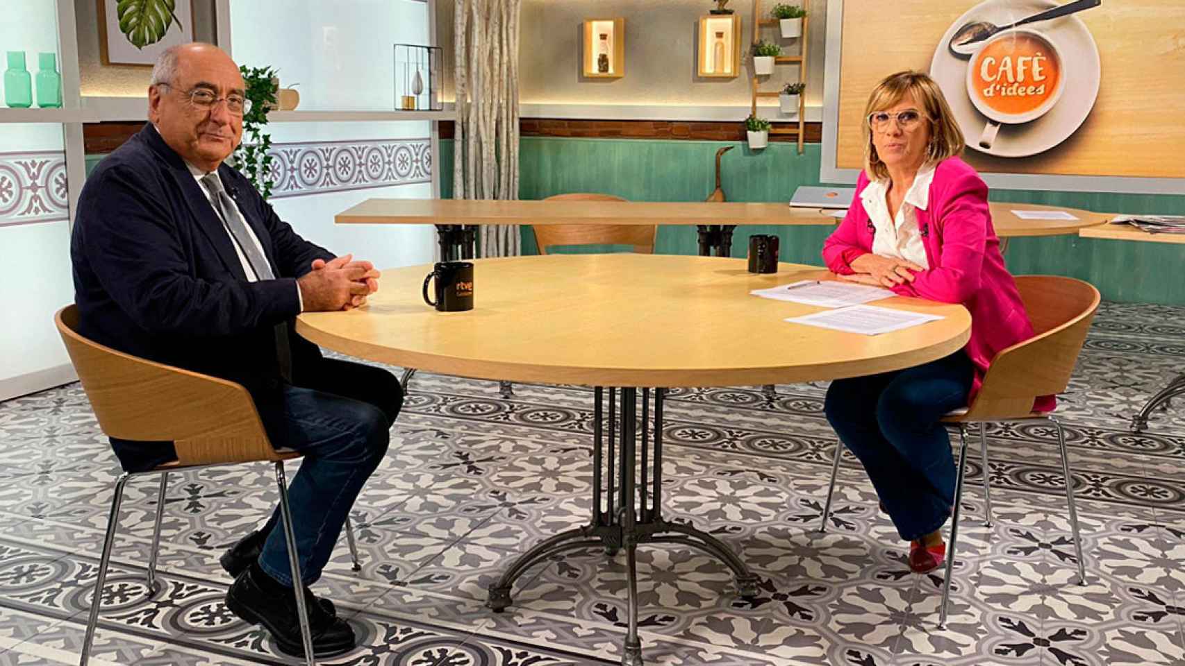 El consejero de Innovación y Universidades, Joaquim Nadal, con la periodista Gemma Nierga en 'Café d'Idees' / RTVE