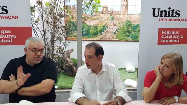 El secretario general de Units per Avançar, Ramon Espadaler (c) y el presidente del Cercle de Lleida, David Pàmpols (i) / UNITS