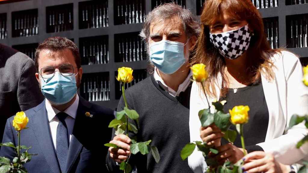 El presidente de Òmnium Cultural, Jordi Cuixart, posando con el vicepresidente de la Generalitat Pere Aragonés y la presidenta del Parlament, Laura Borràs, durante la festividad de Sant Jordi / EFE