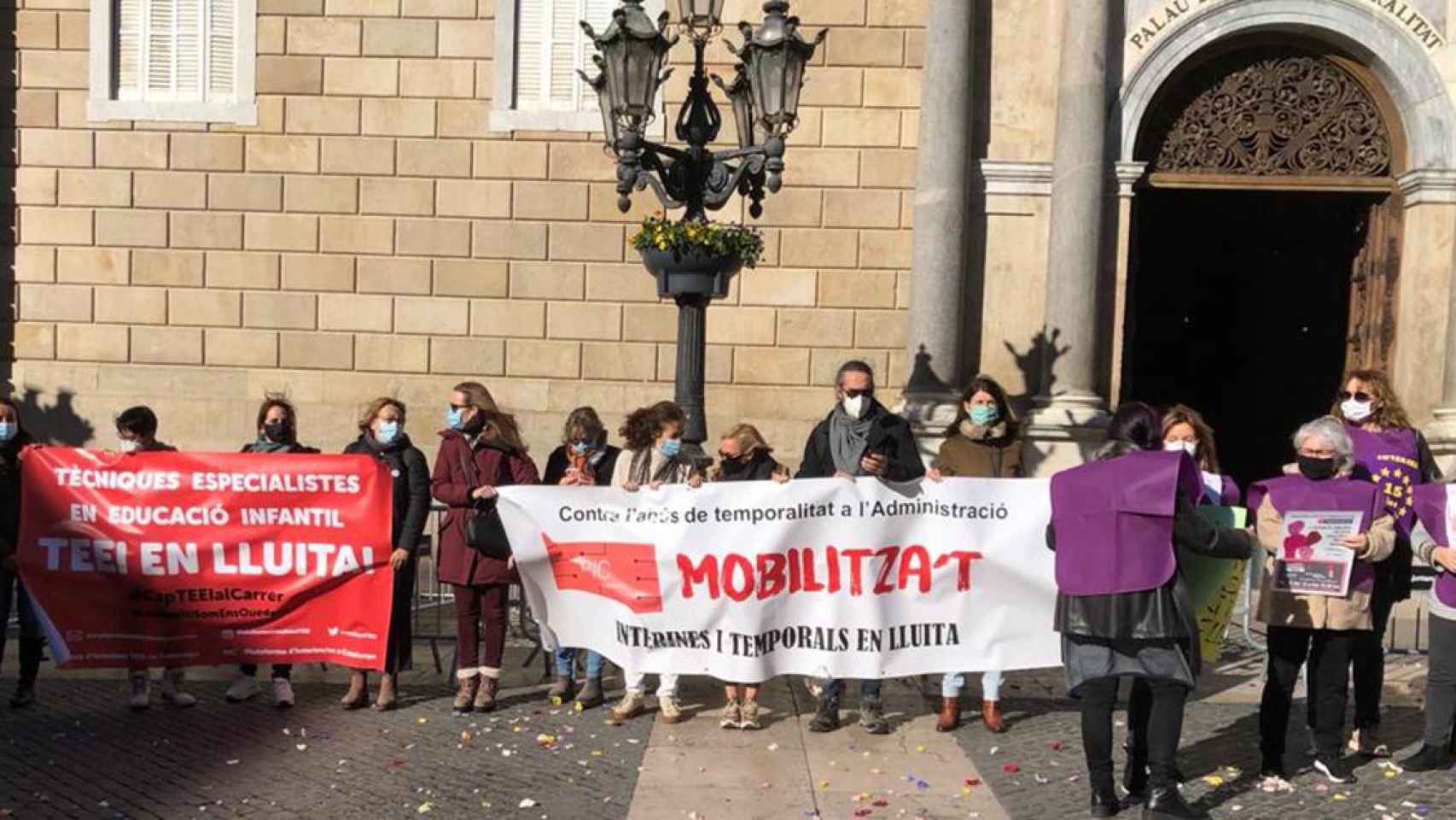 Protesta de trabajadores interinos delante de la Generalitat / @PICInterins