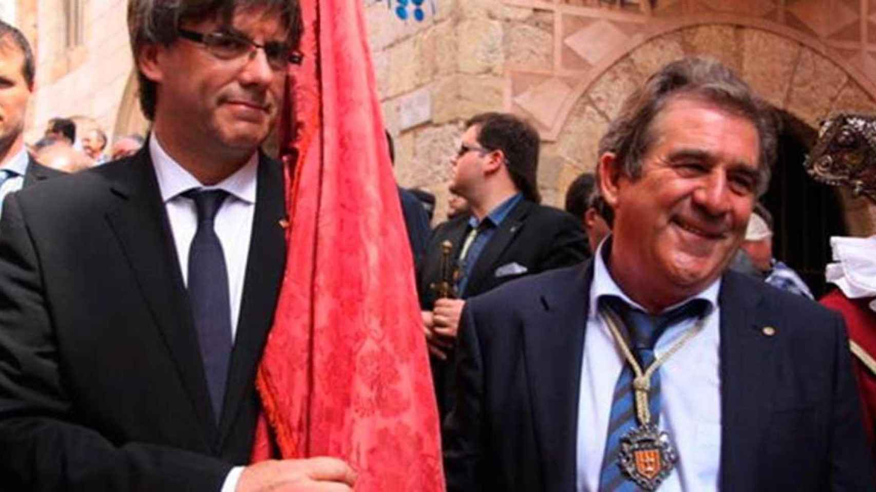 El alcalde de Montblanc, Josep Andreu (d), junto al prófugo Carles Puigdemont