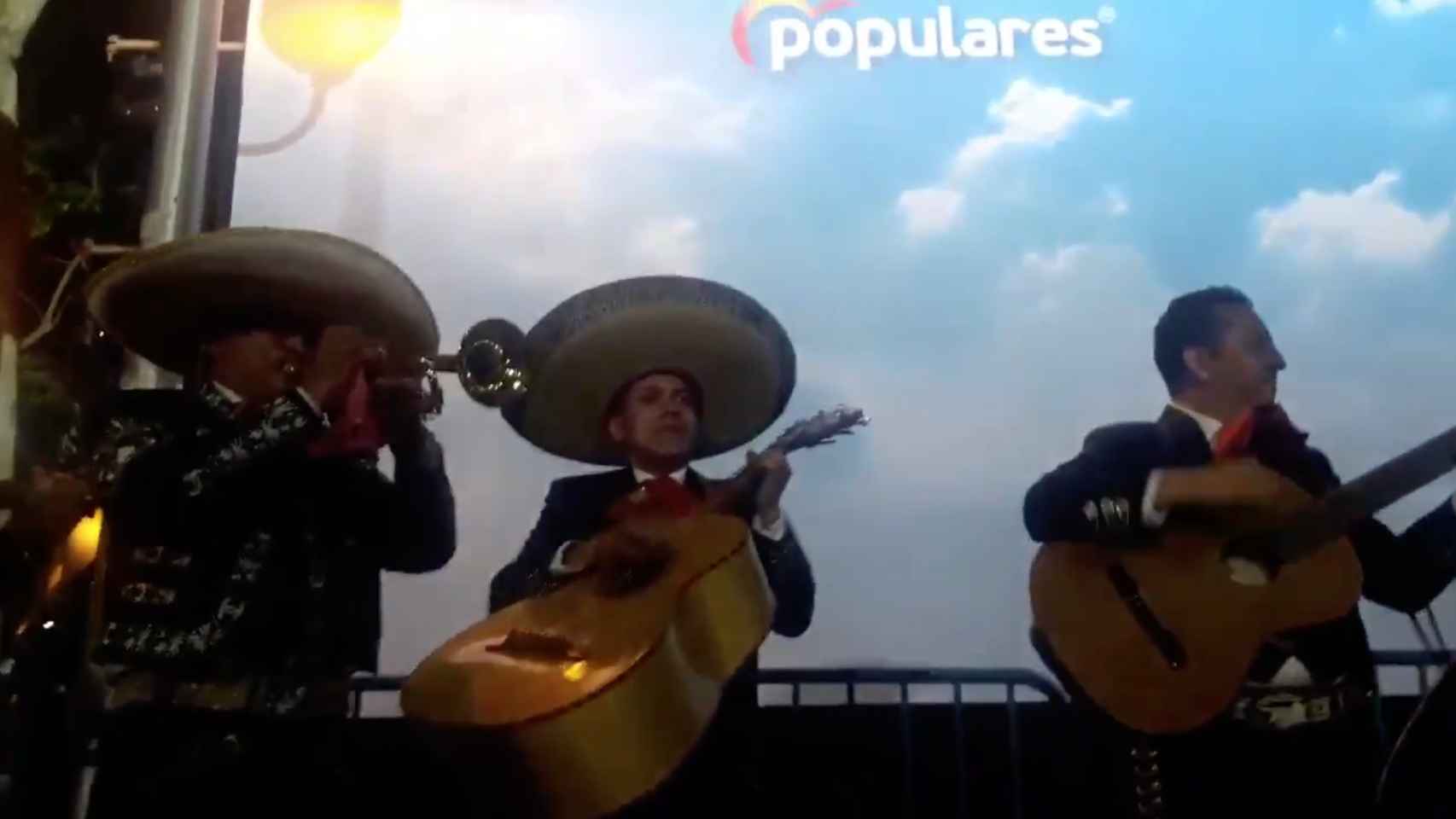 Mariachis en Génova que le interpretan 'canta y no llores' al Partido Popular tras su derrota electoral, muy comentada en las redes / TWITTER