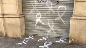 Pintadas de lazos blancos en la sede del PSC en Barcelona / PSC