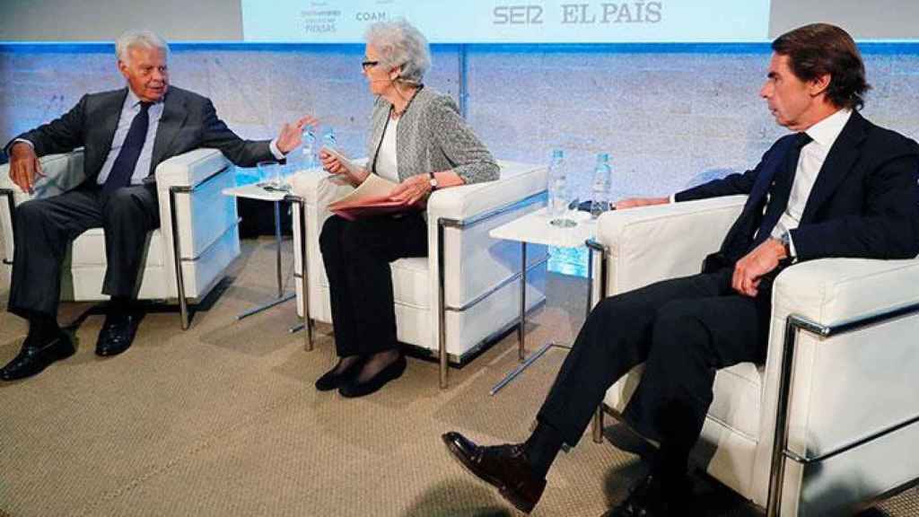 Los expresidentes del Gobierno Felipe González y José María Aznar, durante un debate sobre Cataluña y la reforma de la Constitución moderado por la presidenta de 'El País', Soledad Gallego-Díaz / EFE