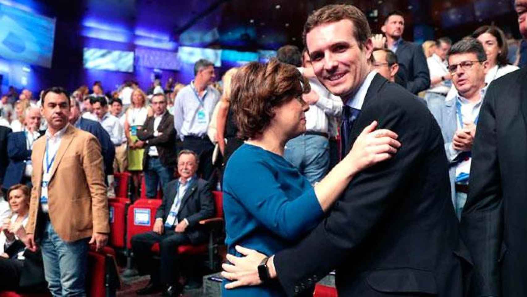 Pablo Casado saluda a Soraya Sánez de Santamaría antes de su intervención en el XIX Congreso del PP en Madrid / EFE