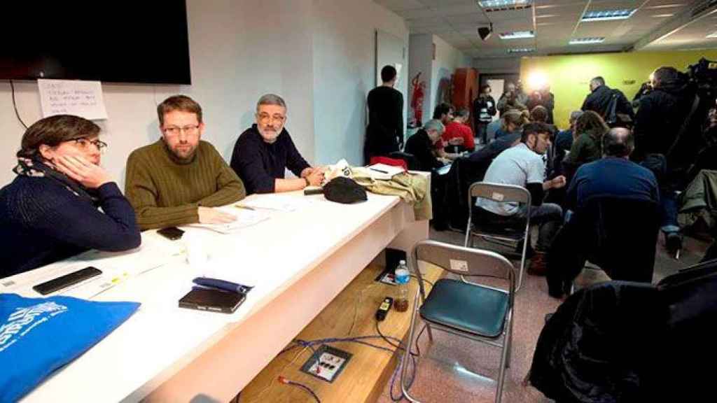 Vidal Aragonés (c), diputado de la CUP junto a Mieria Boya (i) y Carles Riera (d) en el consejo político de la formación de este sábado / EFE