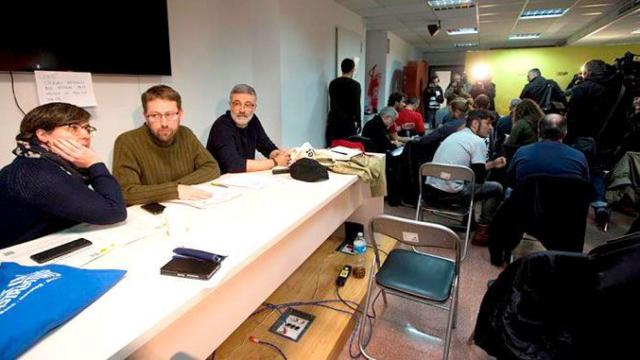 Vidal Aragonés (c), diputado de la CUP junto a Mieria Boya (i) y Carles Riera (d) en el consejo político de la formación de este sábado / EFE