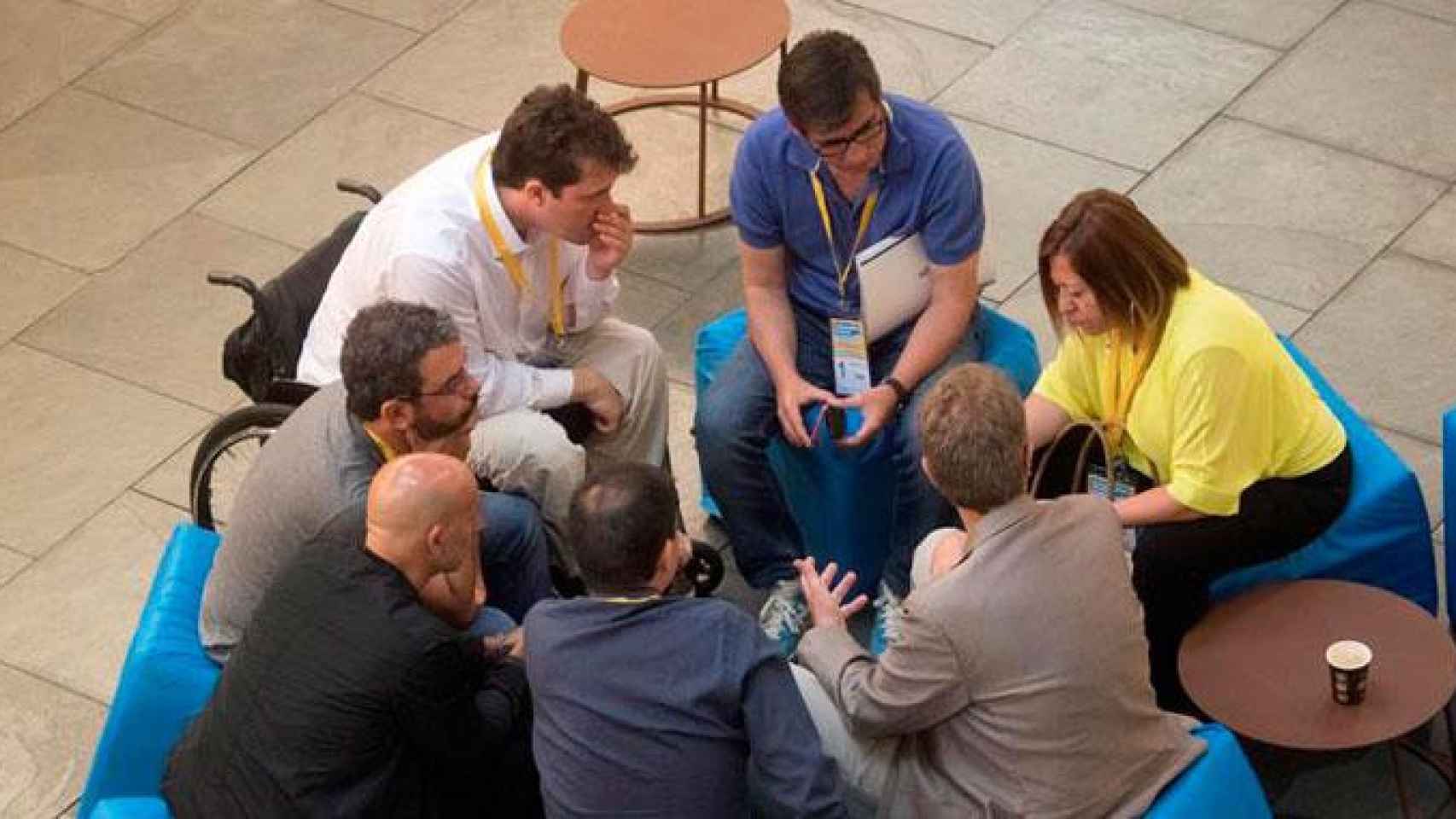 David Bonvehí (con camisa blanca), el futuro presidente de PDeCAT en la lista de Puigdemont en un momento de la asamblea del partido / EFE