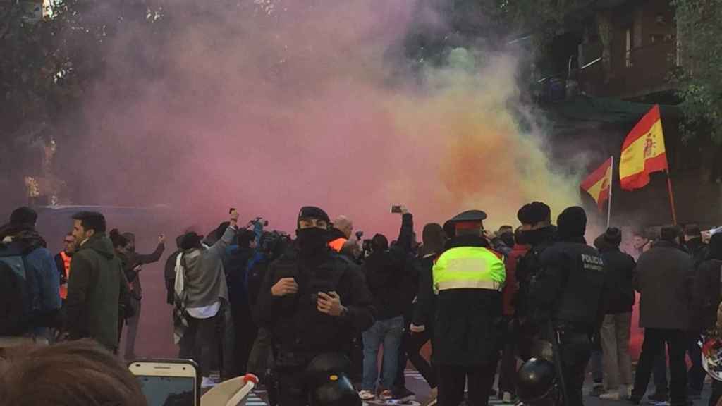 Los que defienden la unidad de España encienden bengalas ante la sede de la CUP / CG