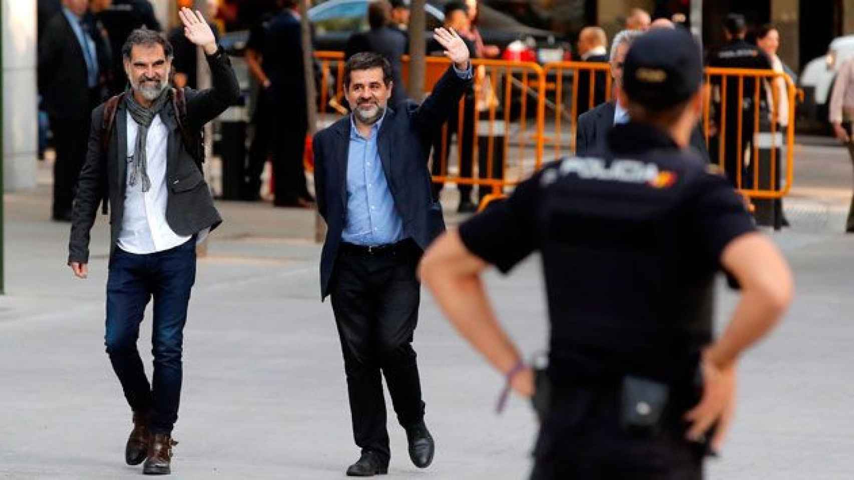 Jordi Cuixart (i), presidente de Òmnium Cultural y Jordi Sànchez, presidente de la ANC, llegando a la Audiencia Nacional el lunes / EFE