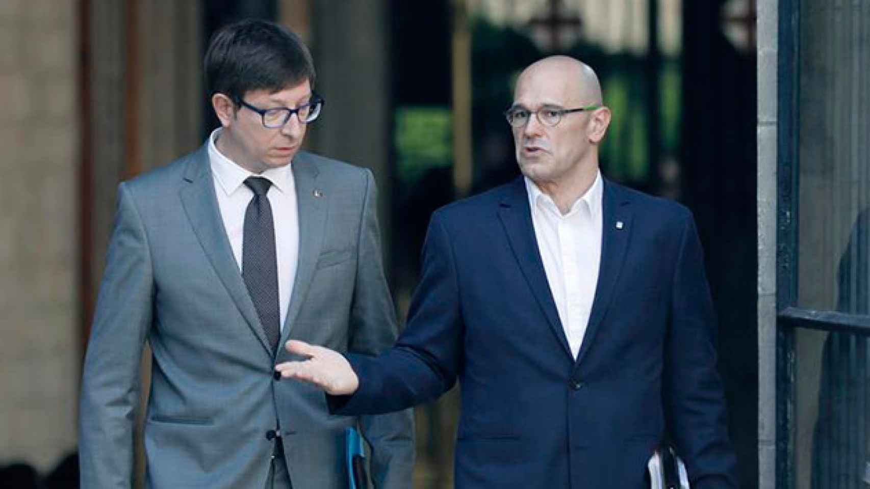 El conseller de Asuntos Exteriores Raul Romeva (d), junto al conseller de Justicia, Carles Mundó / EFE