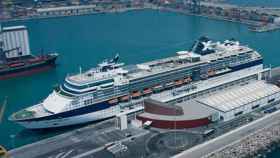 Un barco de cruceros atracado en la Terminal B del Moll Adossat del Puerto de Barcelona / CG