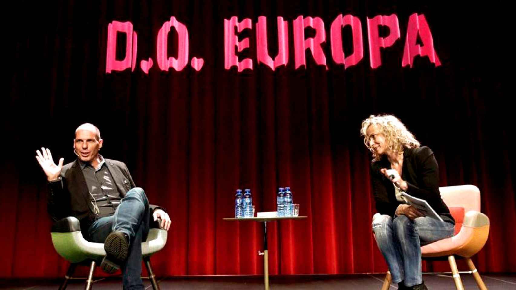 Yanis Varoufakis con Mònica Terribas en la Sala Moragues.