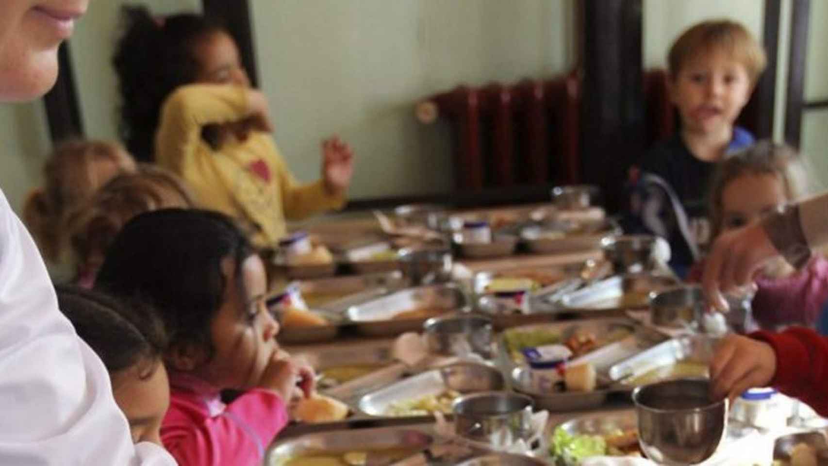 Alumnos en un comedor escolar.