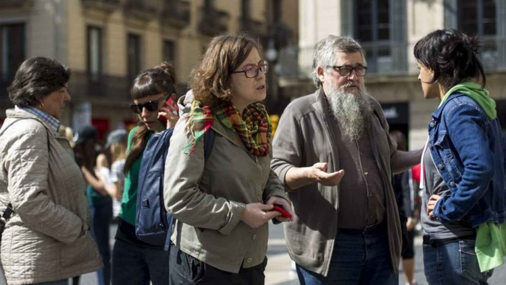 Los diputados de la CUP, Anna Gabriel, Joan Garriga, Eulàlia Reguant, Gabriela Serra y Maria Rovira durante una concentración en la Plaza Sant Jaume de Barcelona convocada por colectivos okupas.