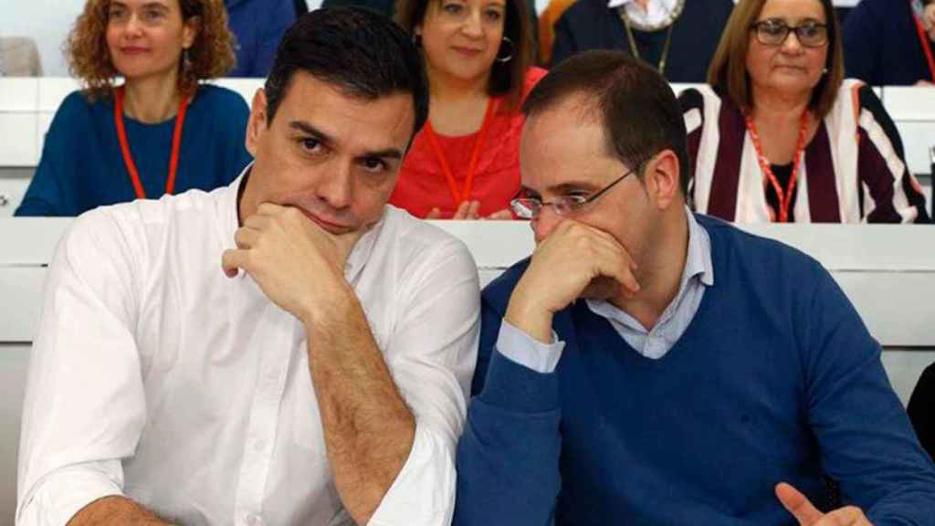 Pedro Sánchez, secretario general del PSOE, y César Luena, secretario de organización, al comienzo de la reunión del comité federal del partido.