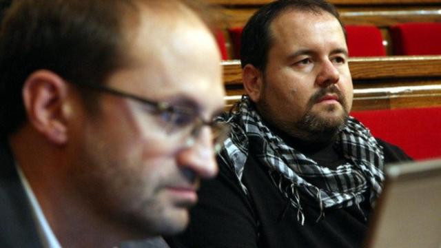 Joan Mena, junto al líder parlamentario de ICV-EUiA, Joan Herrera, en el Parlament