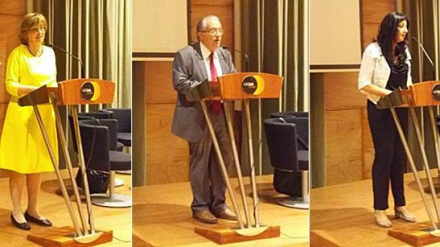 La consejera de Enseñanza de la Generalidad, Irene Rigau; el pedagogo y 'padre' de la inmersión, Joaquim Arenas; y la primera teniente de alcalde de Cornellá de Llobregat, Rocío García (PSC)