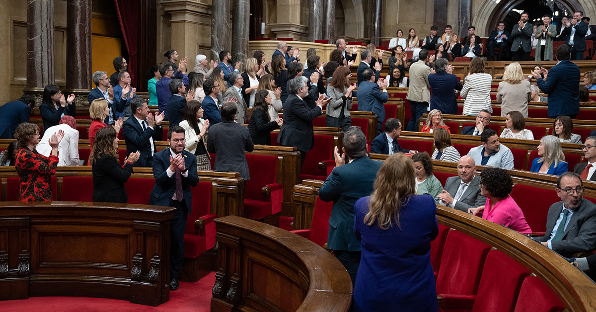 Aplauso tras la votación de la tramitación en lectura única del proyecto de ley en el Parlament / DAVID ZORRAKINO - EUROPA PRESS