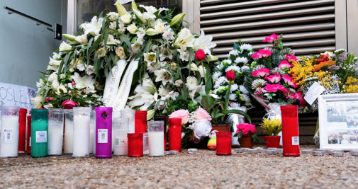 Velas y flores por Alana, la menor fallecida en Sallent / EFE