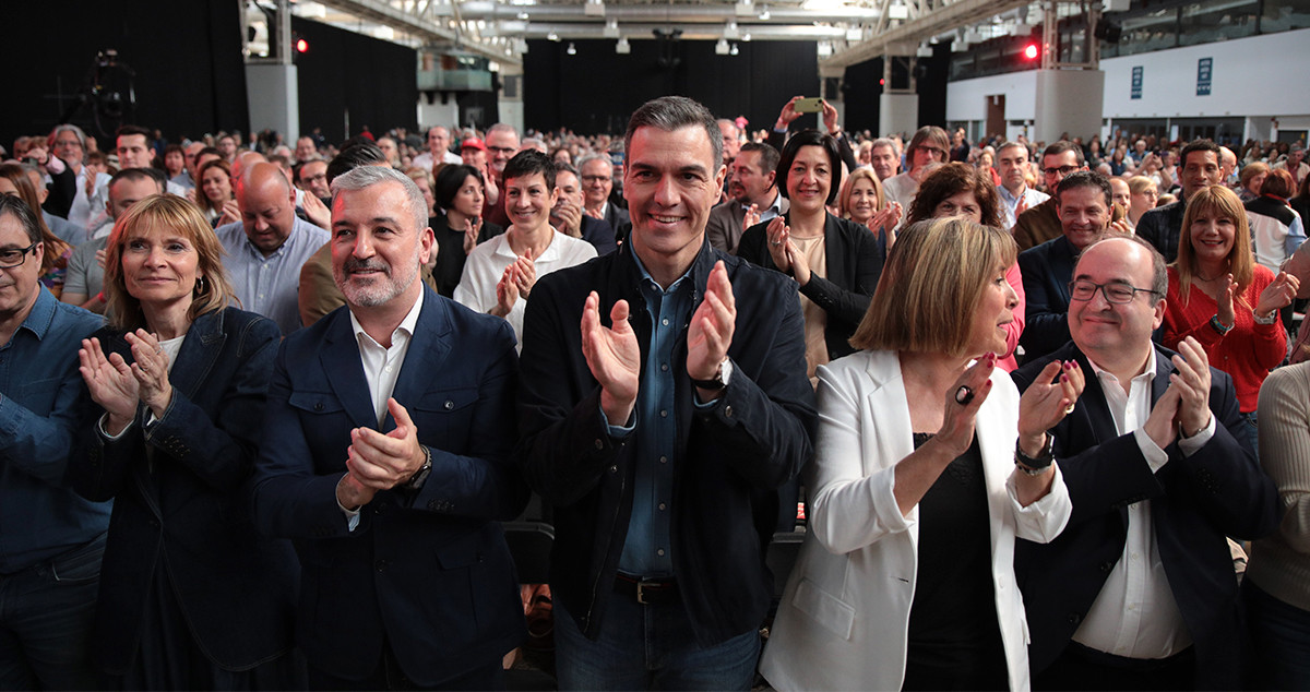 El presidente del Gobierno, Pedro Sánchez (c), flanqueado por el alcaldable por Barcelona, Jaume Collboni (i), la alcaldesa de L'Hospitalet, Núria Marín (d), y el ministro de Cultura, Miquel Iceta (2d), en La Farga de L'Hospitalet / KIKE RINCÓN - EUROPA PRESS