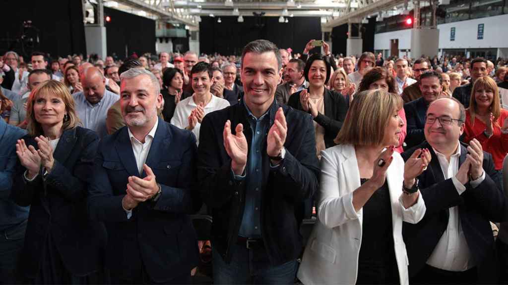 El presidente del Gobierno, Pedro Sánchez (c), flanqueado por el alcaldable por Barcelona, Jaume Collboni (i), la alcaldesa de L'Hospitalet, Núria Marín (d), y el ministro de Cultura, Miquel Iceta (2d), en La Farga de L'Hospitalet / KIKE RINCÓN - EUROPA PRESS