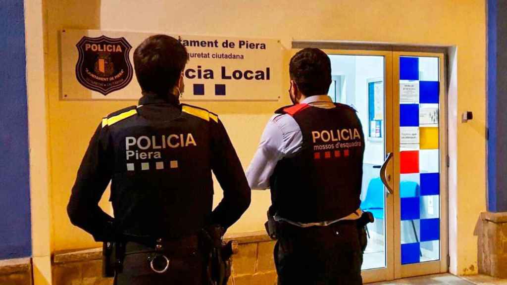 Un agente de la Policía Local de Piera y uno de Mossos tras una actuación antiokupas anterior / Cedida