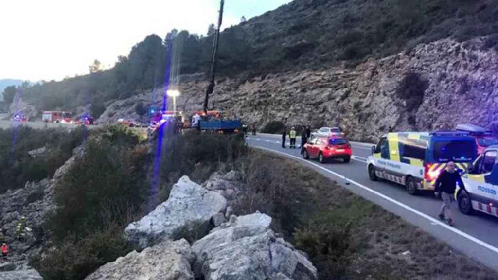 Los servicios de emergencias trabajan en el lugar del accidente en El Perelló, en el que han muerto 3 menores este domingo / CCMA