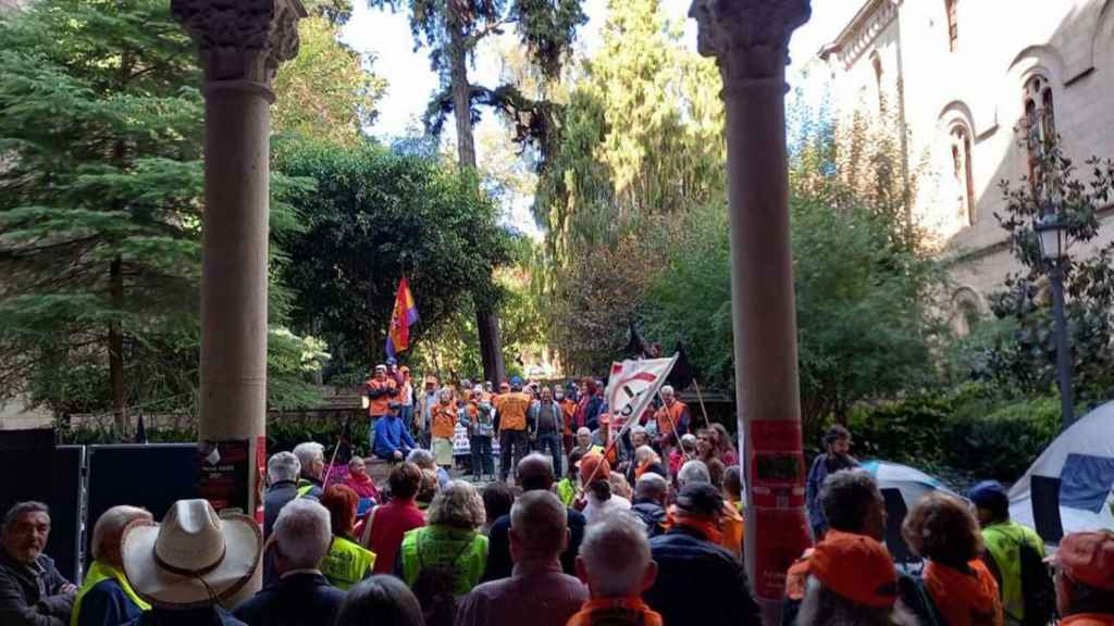 Activistas de End Fossil Barcelona arrancan el compromiso a la UB de impartir una asignatura sobre crisis climática / TWITTER