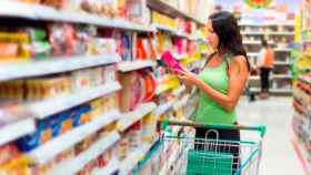 Una mujer comprando productos de higiene femenina como las compresas / EP