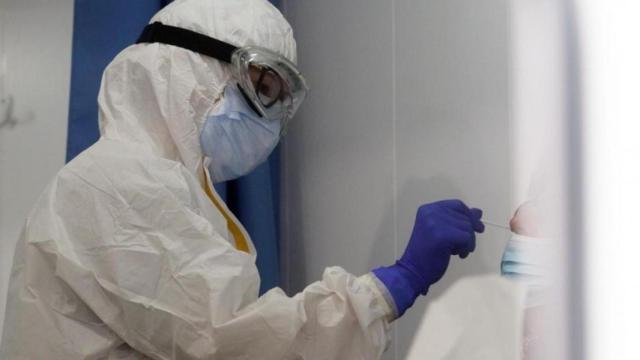 Un trabajador sanitario realiza una prueba de detección del Covid a un hombre en Cataluña / EP