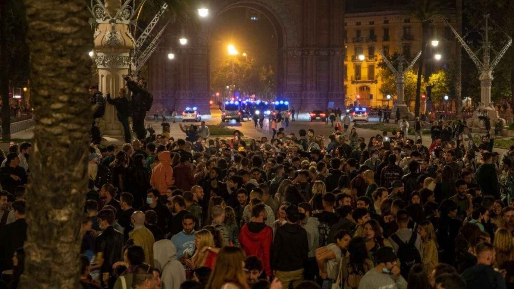 Un grupo de jóvenes reunidos en un botellón en Barcelona, bajo la vigilancia de los Mossos / Lorena Sopêna (EP)